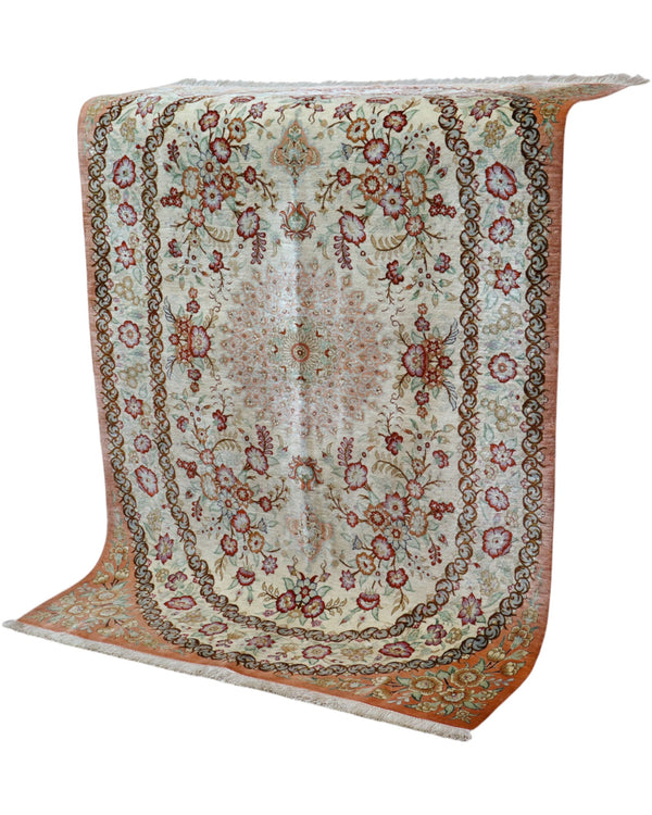Tappeto Qum persiano in seta 163x96 cm, annodato a mano, fondo beige decorato con motivi armoniosi, seta tinta vegetale, certificato incluso.