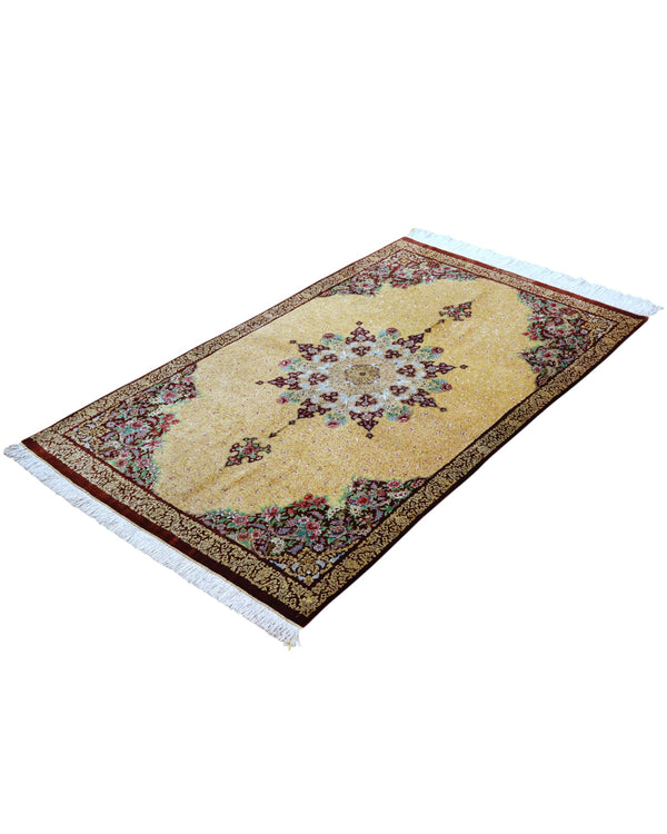 Tappeto Qum in pura seta 163x96 cm, annodato a mano in Persia, fondo oro con motivi decorativi armoniosi, seta tinta vegetale, certificato incluso.
