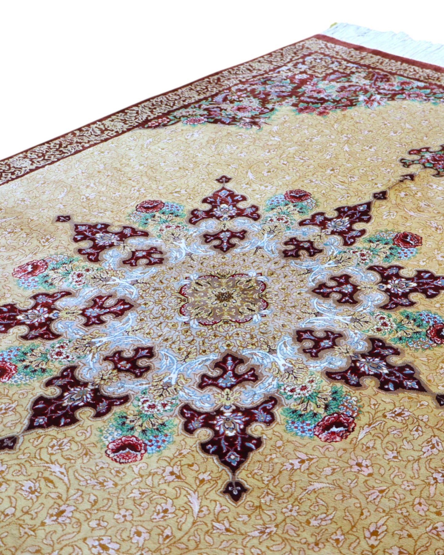 Tappeto Qum in pura seta 163x96 cm, annodato a mano in Persia, fondo oro con motivi decorativi armoniosi, seta tinta vegetale, certificato incluso.