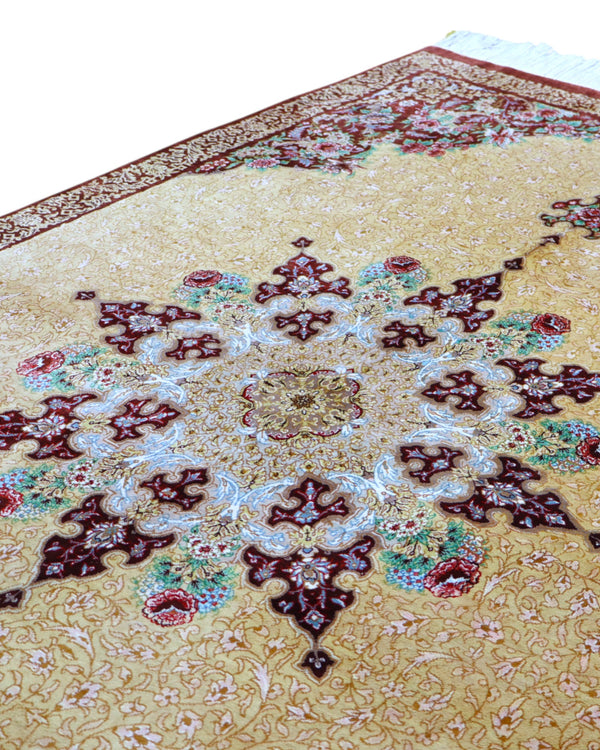 Tappeto Qum in pura seta 163x96 cm, annodato a mano in Persia, fondo oro con motivi decorativi armoniosi, seta tinta vegetale, certificato incluso.