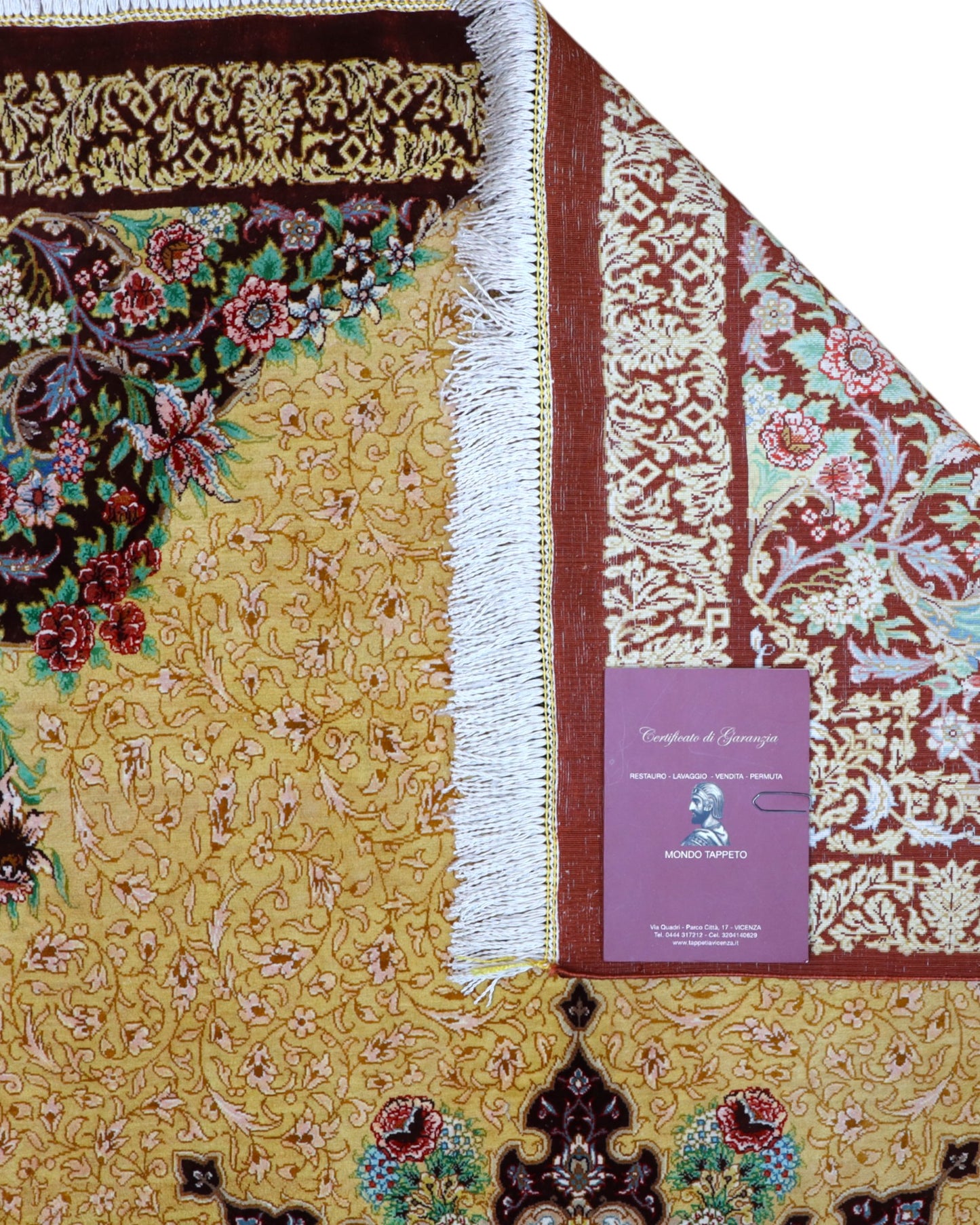 Tappeto Qum in pura seta 163x96 cm, annodato a mano in Persia, fondo oro con motivi decorativi armoniosi, seta tinta vegetale, certificato incluso.