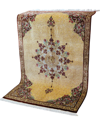 Tappeto Qum in pura seta 163x96 cm, annodato a mano in Persia, fondo oro con motivi decorativi armoniosi, seta tinta vegetale, certificato incluso.