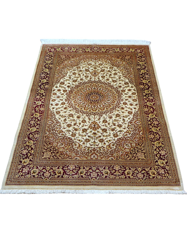 Tappeto Qum in pura seta 155x100 cm, annodato a mano in Persia, fondo oro con motivi decorativi raffinati, seta tinta vegetale, certificato incluso.
