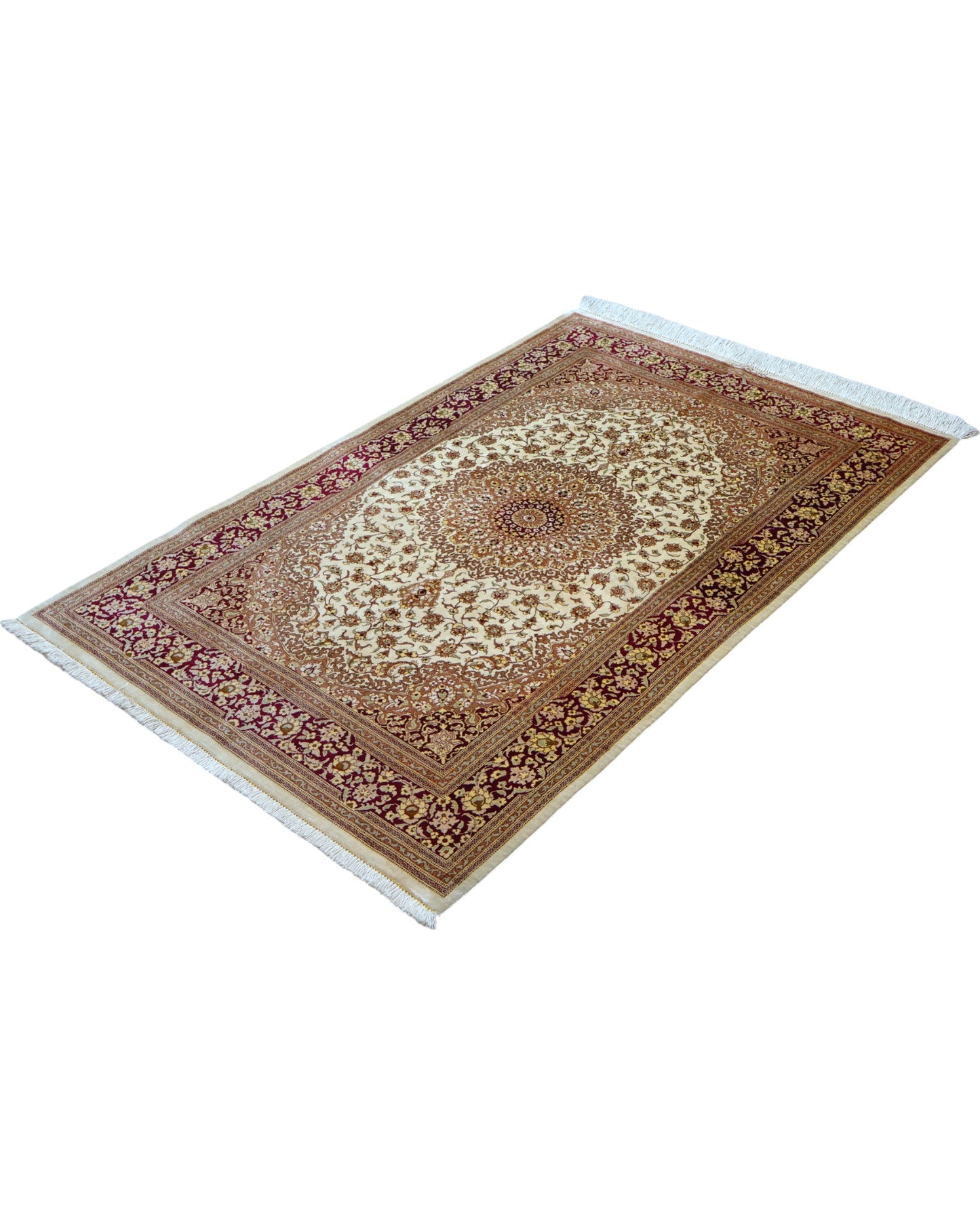 Tappeto Qum in pura seta 155x100 cm, annodato a mano in Persia, fondo oro con motivi decorativi raffinati, seta tinta vegetale, certificato incluso.