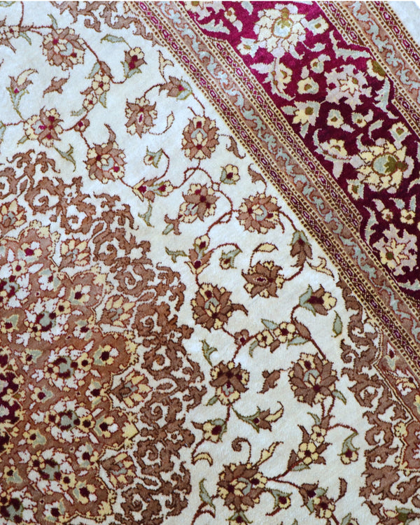 Tappeto Qum in pura seta 155x100 cm, annodato a mano in Persia, fondo oro con motivi decorativi raffinati, seta tinta vegetale, certificato incluso.