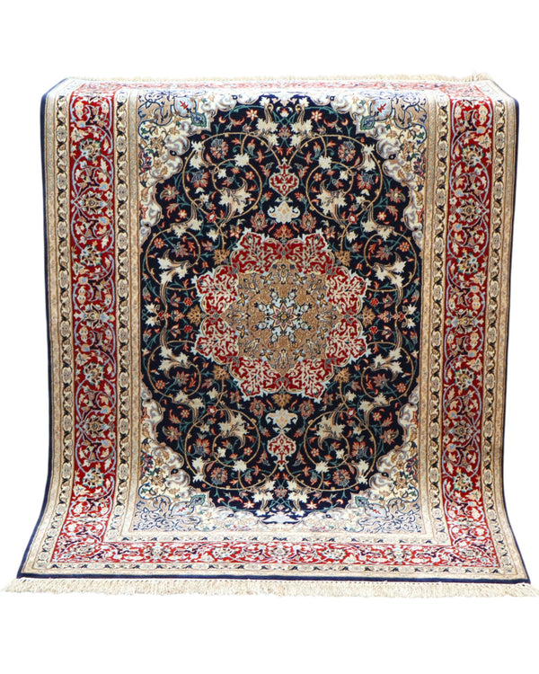 Tappeto Esfahan persiano 162x108 cm, annodato a mano, fondo blu notte con motivi decorativi, vello lana/seta con base in seta, colori vegetali, certificato di autenticità.