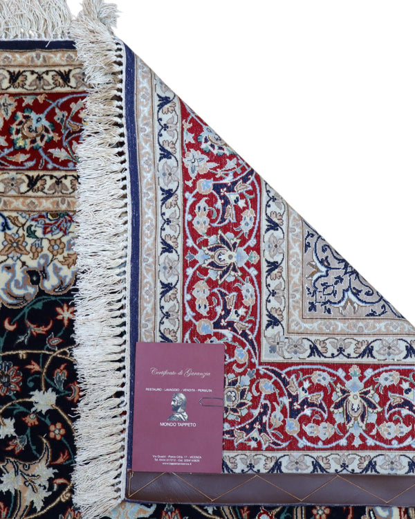 Tappeto Esfahan persiano 162x108 cm, annodato a mano, fondo blu notte con motivi decorativi, vello lana/seta con base in seta, colori vegetali, certificato di autenticità.