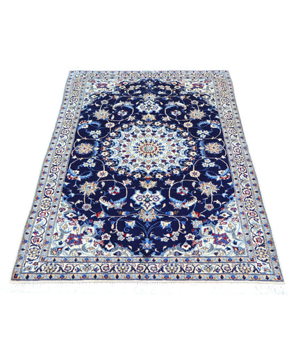 Tappeto Nain Habibian persiano 147x96 cm, annodato a mano, fondo blu notte con cornice beige e motivi decorativi, vello in lana mista seta, certificato di autenticità.