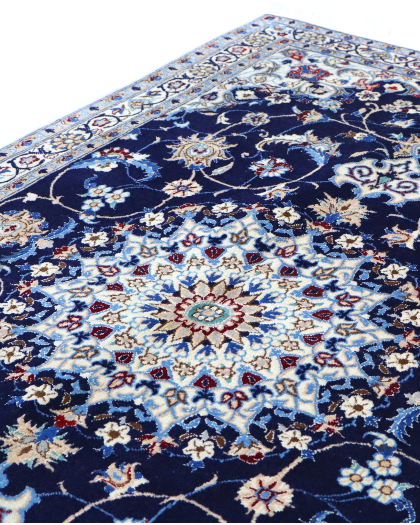 Tappeto Nain Habibian persiano 147x96 cm, annodato a mano, fondo blu notte con cornice beige e motivi decorativi, vello in lana mista seta, certificato di autenticità.