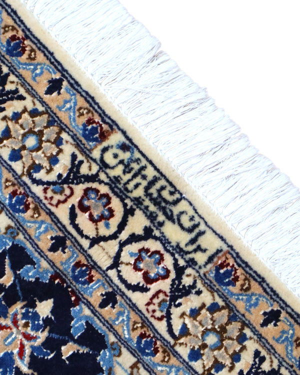 Tappeto Nain Habibian persiano 147x96 cm, annodato a mano, fondo blu notte con cornice beige e motivi decorativi, vello in lana mista seta, certificato di autenticità.