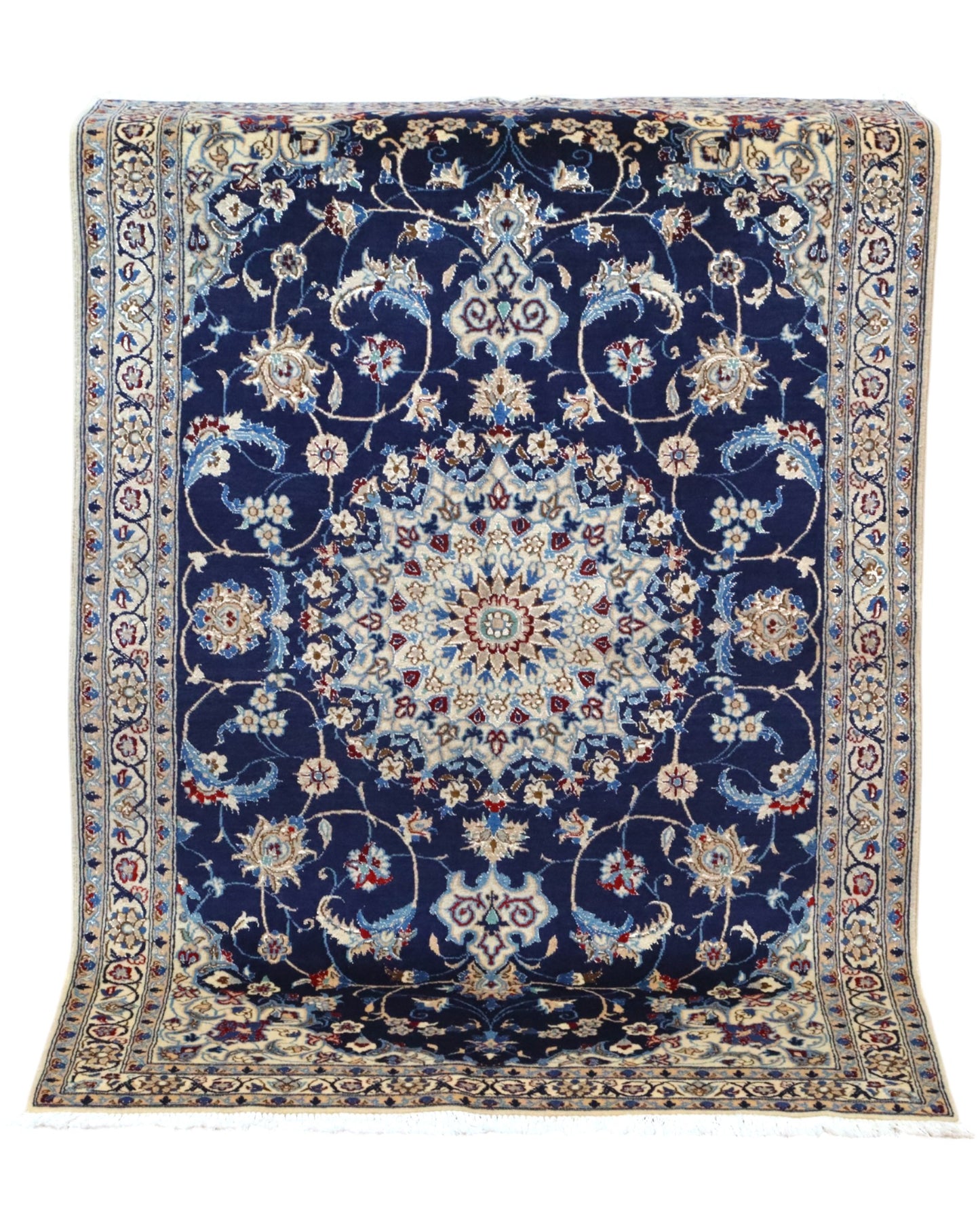 Tappeto Nain Habibian persiano 147x96 cm, annodato a mano, fondo blu notte con cornice beige e motivi decorativi, vello in lana mista seta, certificato di autenticità.