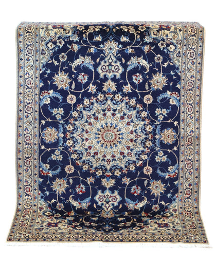 Tappeto Nain Habibian persiano 147x96 cm, annodato a mano, fondo blu notte con cornice beige e motivi decorativi, vello in lana mista seta, certificato di autenticità.