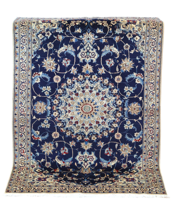Tappeto Nain Habibian persiano 147x96 cm, annodato a mano, fondo blu notte con cornice beige e motivi decorativi, vello in lana mista seta, certificato di autenticità.