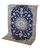 Tappeto Nain Habibian persiano 147x96 cm, annodato a mano, fondo blu notte con cornice beige e motivi decorativi, vello in lana mista seta, certificato di autenticità.