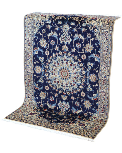 Tappeto Nain Habibian persiano 147x96 cm, annodato a mano, fondo blu notte con cornice beige e motivi decorativi, vello in lana mista seta, certificato di autenticità.