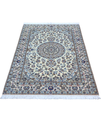 Tappeto Nain Habibian persiano 167x105 cm, annodato a mano, fondo beige con motivi decorativi armoniosi, vello in lana mista seta, certificato di autenticità incluso.