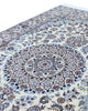 Tappeto Nain Habibian persiano 167x105 cm, annodato a mano, fondo beige con motivi decorativi armoniosi, vello in lana mista seta, certificato di autenticità incluso.