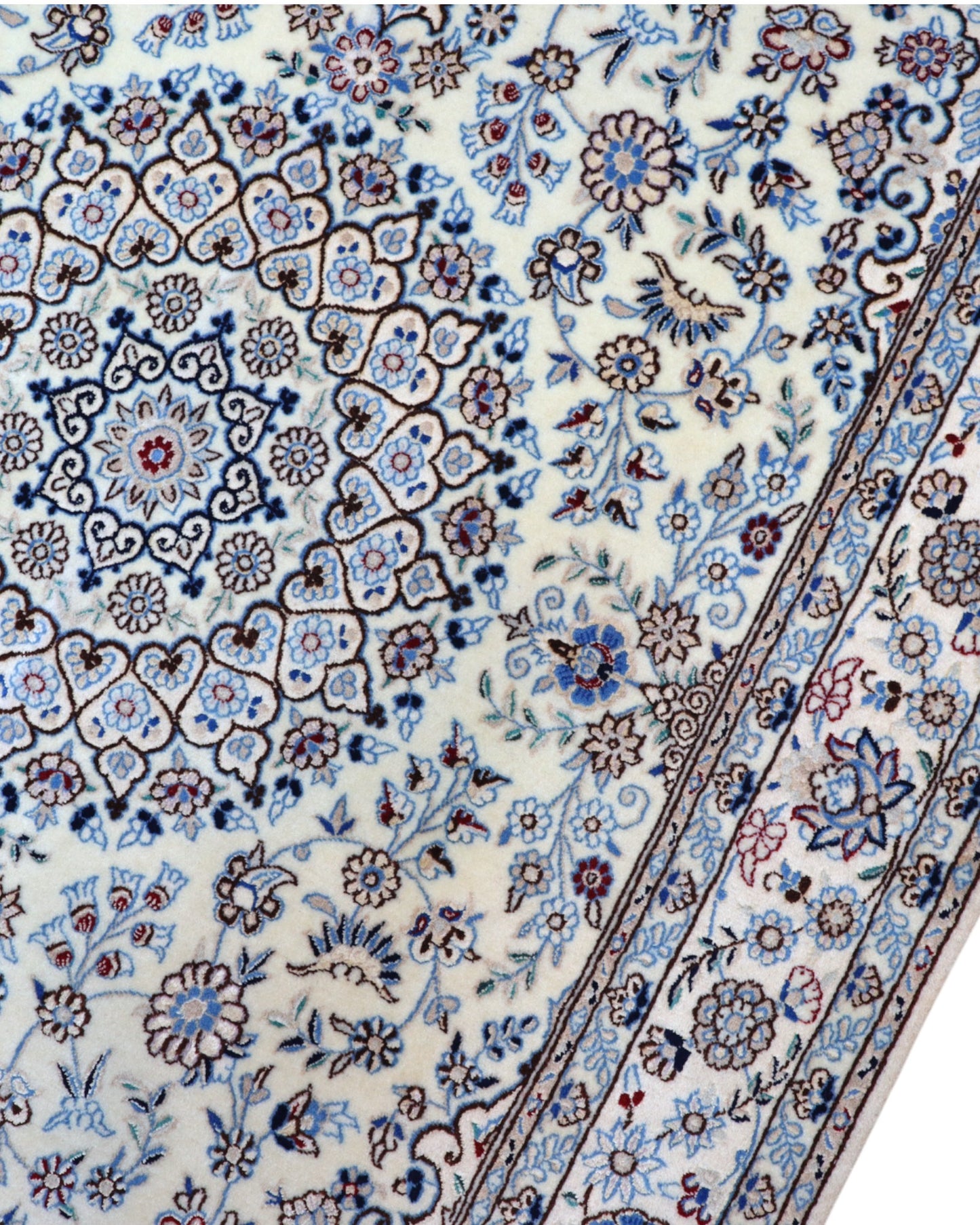 Tappeto Nain Habibian persiano 167x105 cm, annodato a mano, fondo beige con motivi decorativi armoniosi, vello in lana mista seta, certificato di autenticità incluso.