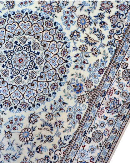 Tappeto Nain Habibian persiano 167x105 cm, annodato a mano, fondo beige con motivi decorativi armoniosi, vello in lana mista seta, certificato di autenticità incluso.