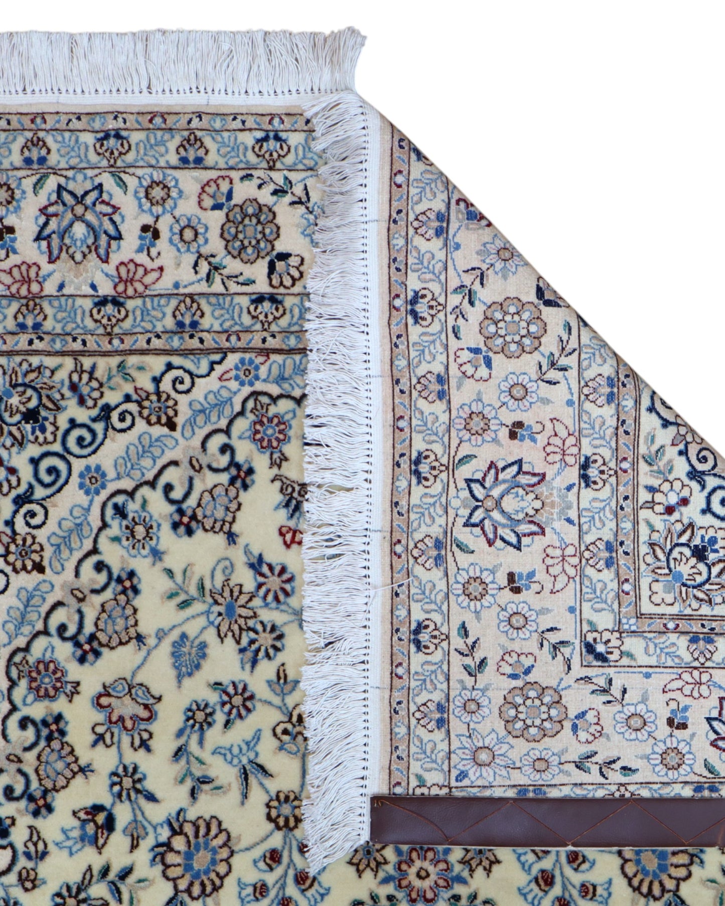 Tappeto Nain Habibian persiano 167x105 cm, annodato a mano, fondo beige con motivi decorativi armoniosi, vello in lana mista seta, certificato di autenticità incluso.