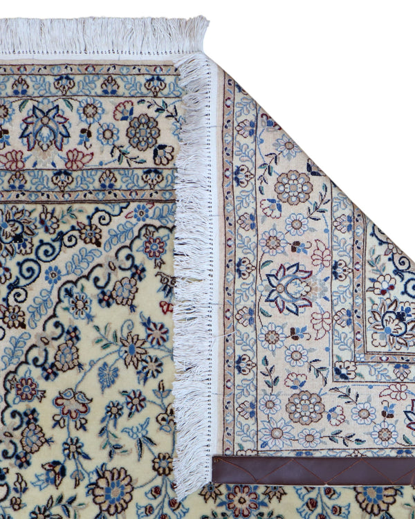 Tappeto Nain Habibian persiano 167x105 cm, annodato a mano, fondo beige con motivi decorativi armoniosi, vello in lana mista seta, certificato di autenticità incluso.