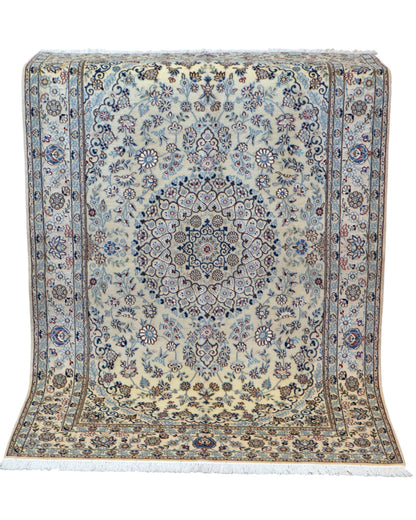 Tappeto Nain Habibian persiano 167x105 cm, annodato a mano, fondo beige con motivi decorativi armoniosi, vello in lana mista seta, certificato di autenticità incluso.