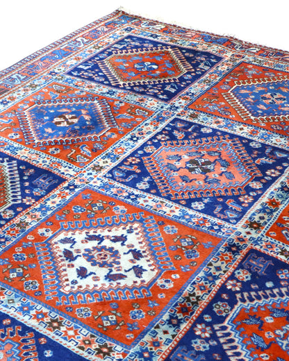 Tappeto Yalamhe persiano, fondo rosso mattone con motivi geometrici in blu, annodato a mano, 232x157 cm.