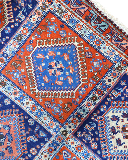 Tappeto Yalamhe persiano, fondo rosso mattone con motivi geometrici in blu, annodato a mano, 232x157 cm.