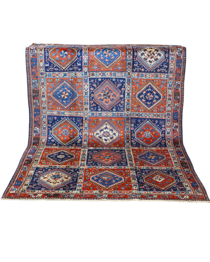 Tappeto Yalamhe persiano, fondo rosso mattone con motivi geometrici in blu, annodato a mano, 232x157 cm.