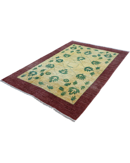 Tappeto Moderno 240x170 cm con motivo floreale verde su sfondo beige e rosso, annodato a mano con lana e cotone di alta qualità.