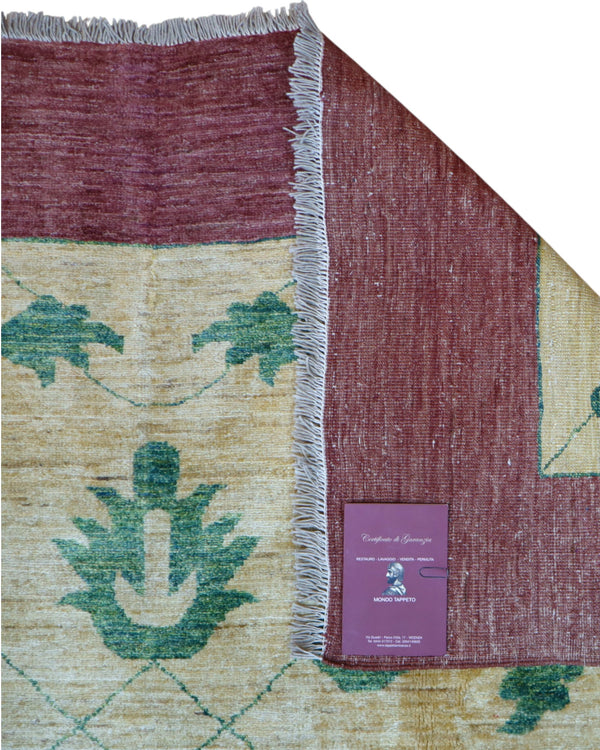 Tappeto Moderno 240x170 cm con motivo floreale verde su sfondo beige e rosso, annodato a mano con lana e cotone di alta qualità.