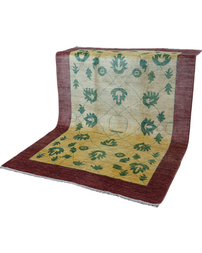 Tappeto Moderno 240x170 cm con motivo floreale verde su sfondo beige e rosso, annodato a mano con lana e cotone di alta qualità.