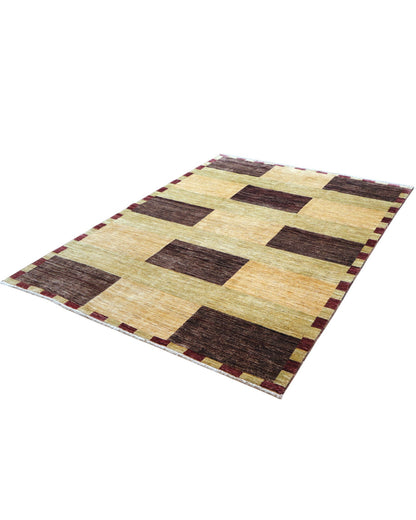 Tappeto moderno 238x169 cm Persia con motivo geometrico rettangolare, fondo beige e verde chiaro con inserti marrone scuro, lana annodata a mano.