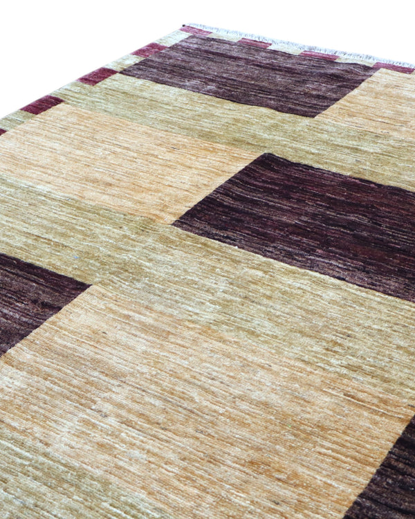 Tappeto moderno 238x169 cm Persia con motivo geometrico rettangolare, fondo beige e verde chiaro con inserti marrone scuro, lana annodata a mano.