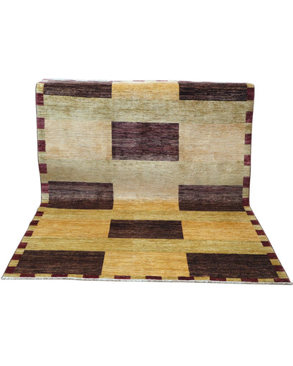 Tappeto moderno 238x169 cm Persia con motivo geometrico rettangolare, fondo beige e verde chiaro con inserti marrone scuro, lana annodata a mano.