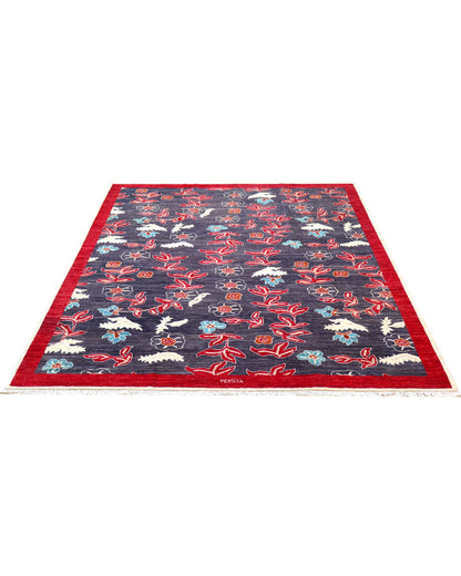 Tappeto moderno 233x180 cm Persia con fondo antracite, bordura rossa e motivi floreali stilizzati in rosso, avorio e azzurro, lana annodata a mano.