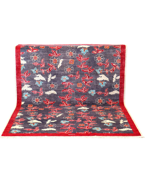 Tappeto moderno 233x180 cm Persia con fondo antracite, bordura rossa e motivi floreali stilizzati in rosso, avorio e azzurro, lana annodata a mano.