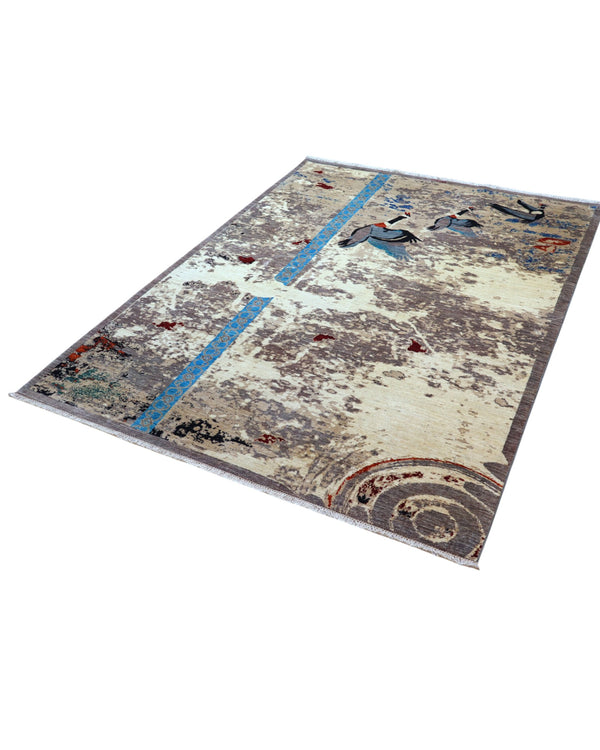 Tappeto moderno 238x176 cm Persia con figure di gru in volo e dettagli azzurri su fondo beige-marrone. Annodato a mano in lana naturale.