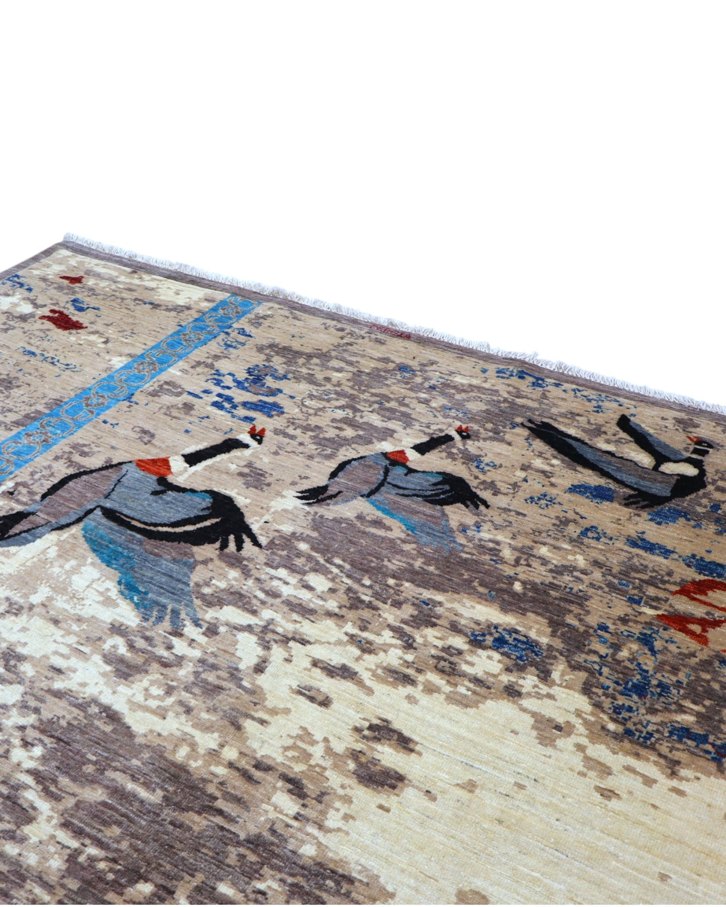 Tappeto moderno 238x176 cm Persia con figure di gru in volo e dettagli azzurri su fondo beige-marrone. Annodato a mano in lana naturale.