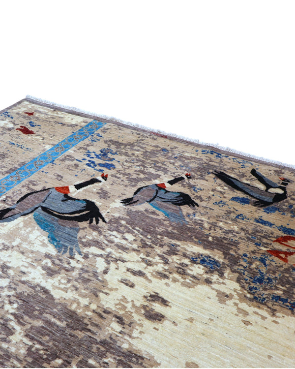 Tappeto moderno 238x176 cm Persia con figure di gru in volo e dettagli azzurri su fondo beige-marrone. Annodato a mano in lana naturale.