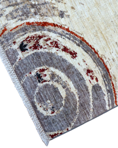 Tappeto moderno 238x176 cm Persia con figure di gru in volo e dettagli azzurri su fondo beige-marrone. Annodato a mano in lana naturale.