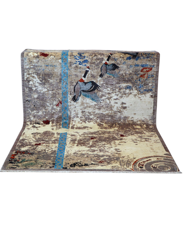 Tappeto moderno 238x176 cm Persia con figure di gru in volo e dettagli azzurri su fondo beige-marrone. Annodato a mano in lana naturale.