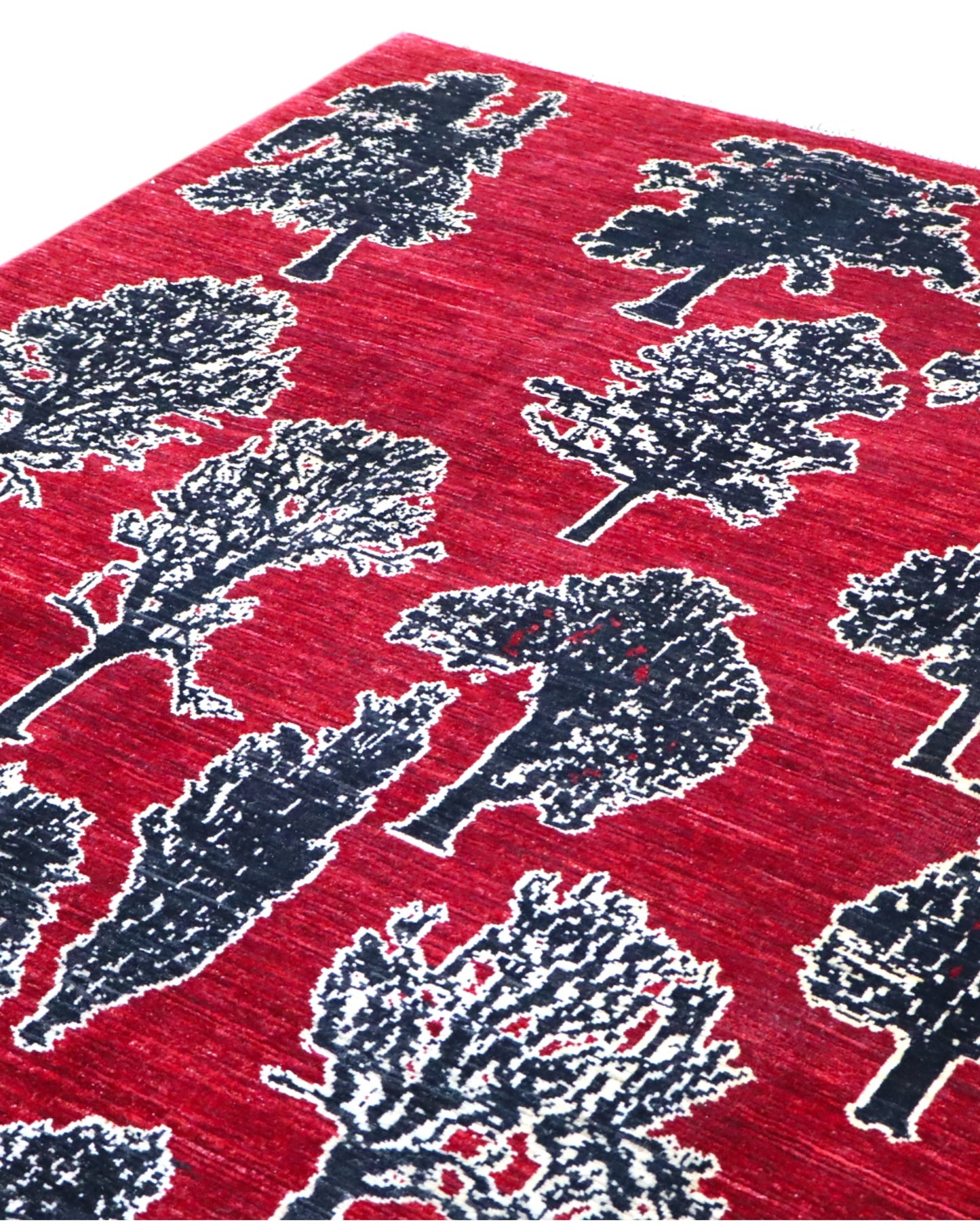 Tappeto moderno 238x178 cm Persia con alberi stilizzati neri e avorio su fondo rosso intenso. Annodato a mano in lana naturale.