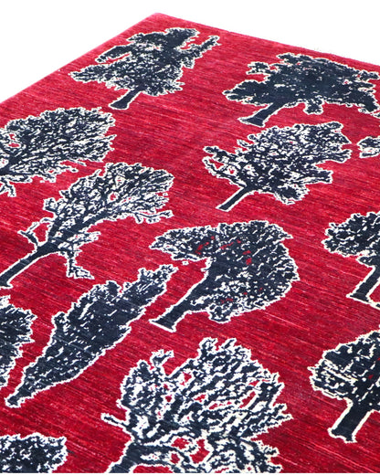 Tappeto moderno 238x178 cm Persia con alberi stilizzati neri e avorio su fondo rosso intenso. Annodato a mano in lana naturale.