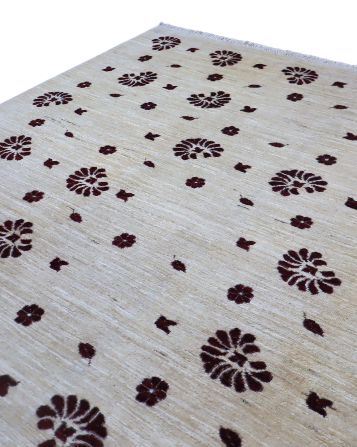 Tappeto moderno 228x178 cm con fondo beige e motivi floreali marrone scuro, annodato a mano in lana e cotone, provenienza Persia.