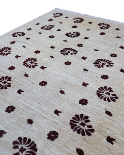 Tappeto moderno 228x178 cm con fondo beige e motivi floreali marrone scuro, annodato a mano in lana e cotone, provenienza Persia.