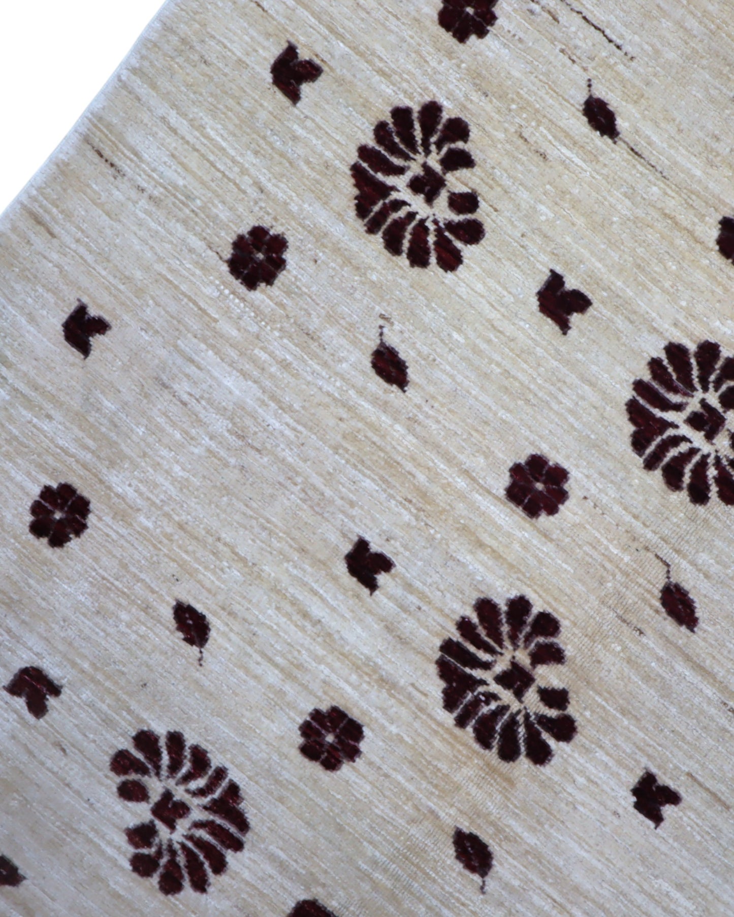 Tappeto moderno 228x178 cm con fondo beige e motivi floreali marrone scuro, annodato a mano in lana e cotone, provenienza Persia.