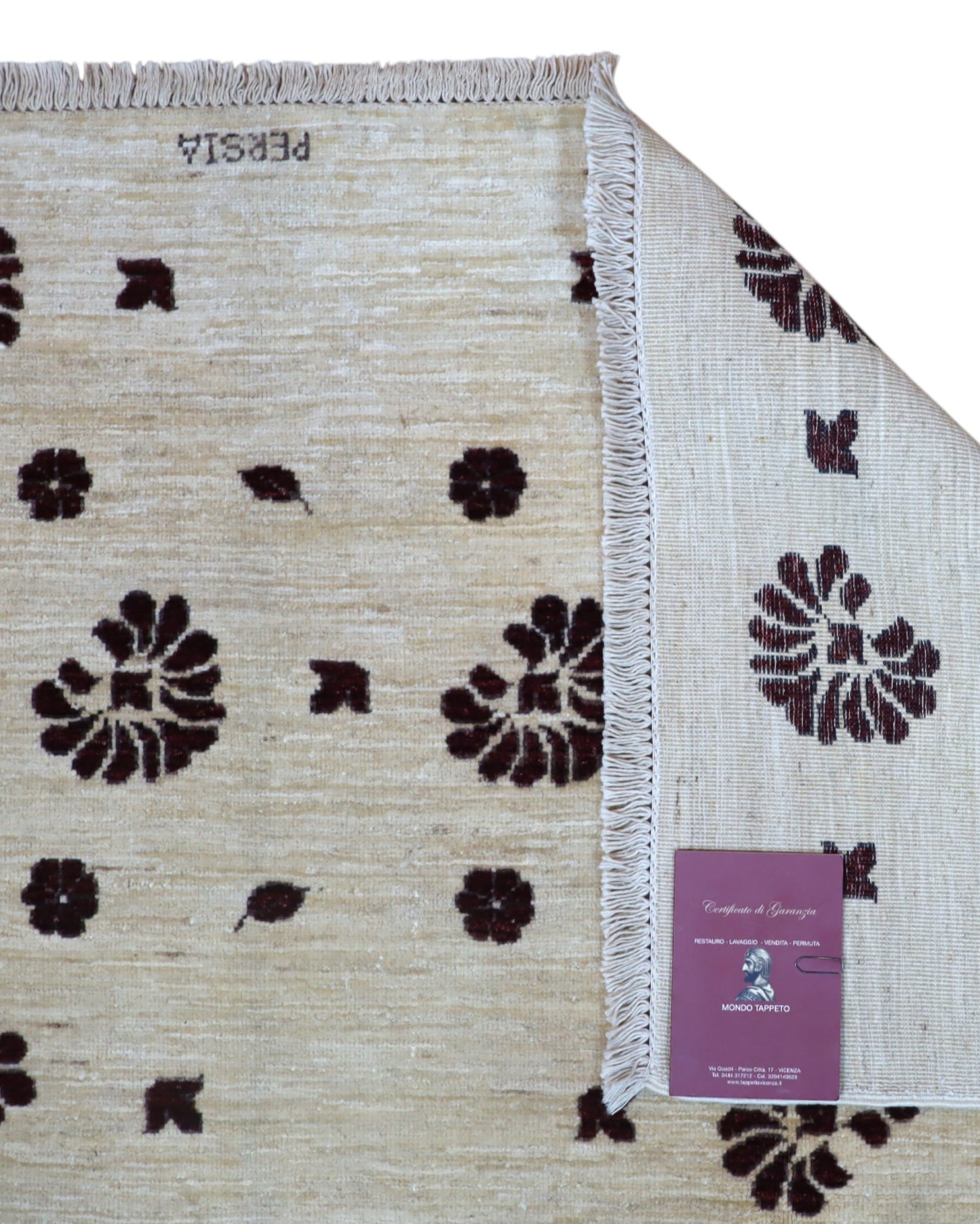 Tappeto moderno 228x178 cm con fondo beige e motivi floreali marrone scuro, annodato a mano in lana e cotone, provenienza Persia.