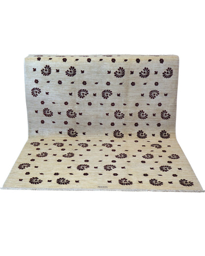 Tappeto moderno 228x178 cm con fondo beige e motivi floreali marrone scuro, annodato a mano in lana e cotone, provenienza Persia.