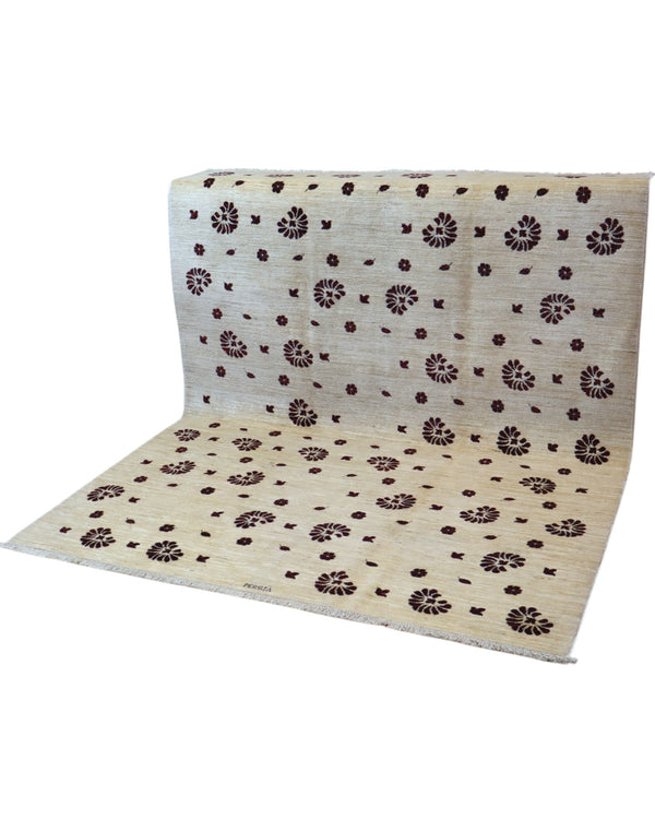 Tappeto moderno 228x178 cm con fondo beige e motivi floreali marrone scuro, annodato a mano in lana e cotone, provenienza Persia.